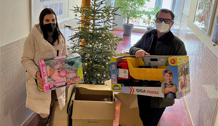 Do Fakultní nemocnice v Plzni už přiletěl Ježíšek