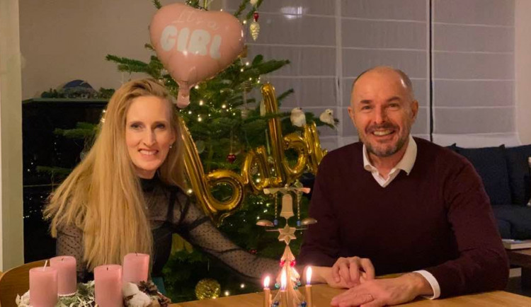 Před vánočním stromkem oznámil poslanec a náměstek hejtmanky Plzeňského kraje společně s manželkou, že čekají narození dcery Milady