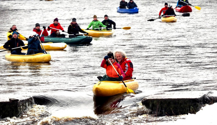 Vodáci se vydali na zimní splouvání Otavy, netradiční akci má na svědomí slavný kytarista Lubomír Brabec