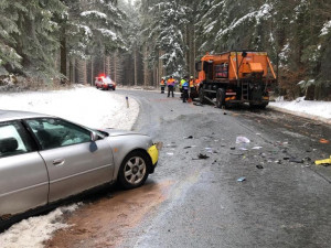 Muž zemřel při vážné dopravní nehodě osobního vozu se sypačem