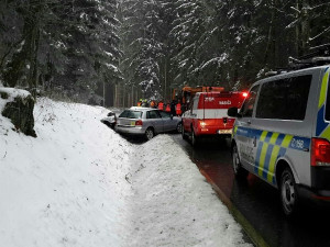 Muž zemřel při vážné dopravní nehodě osobního vozu se sypačem
