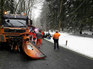 Muž zemřel při vážné dopravní nehodě osobního vozu se sypačem