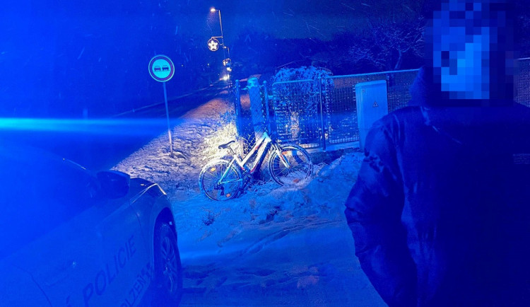 Nezletilý chlapec se v mrazu a sněžení vydal za kamarádem na kole, jako diabetik velmi riskoval