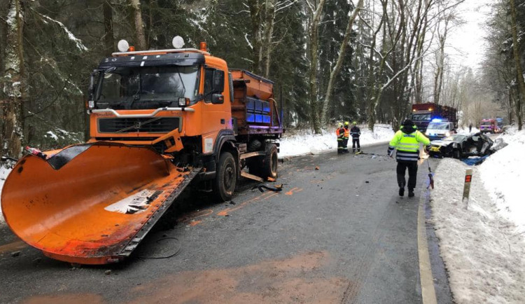 Žena zemřela při vážné dopravní nehodě osobního vozu se sypačem