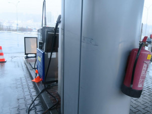 Řidička zdemolovala čerpací stojan, zapomněla v nádrži tankovací pistoli