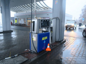 Řidička zdemolovala čerpací stojan, zapomněla v nádrži tankovací pistoli