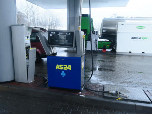 Řidička zdemolovala čerpací stojan, zapomněla v nádrži tankovací pistoli