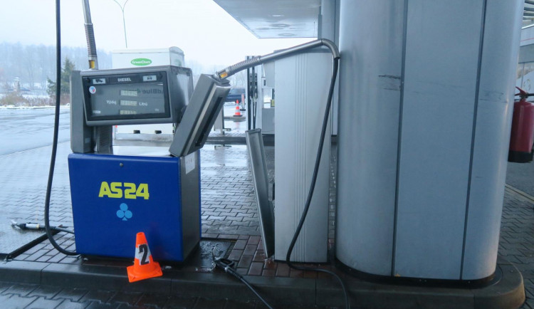 Řidička zdemolovala čerpací stojan, zapomněla v nádrži tankovací pistoli