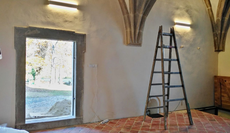 Problémy s podlahou i následky požáru, pomoc s rekonstrukcí kostela nabídli také farníci