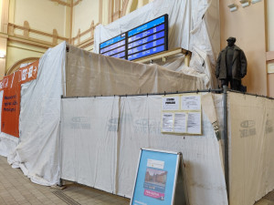 Letos se práce soustředily do zázemí spodní haly a na centrální schodiště, kde budou nově dva eskalátory.