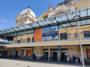 Letos se práce soustředily do zázemí spodní haly a na centrální schodiště, kde budou nově dva eskalátory.