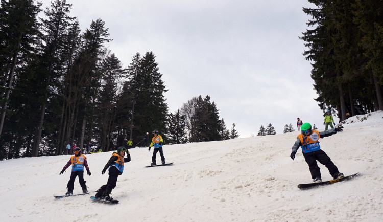 Přes oblevu a déšť se v západočeské části Šumavy dá stále lyžovat