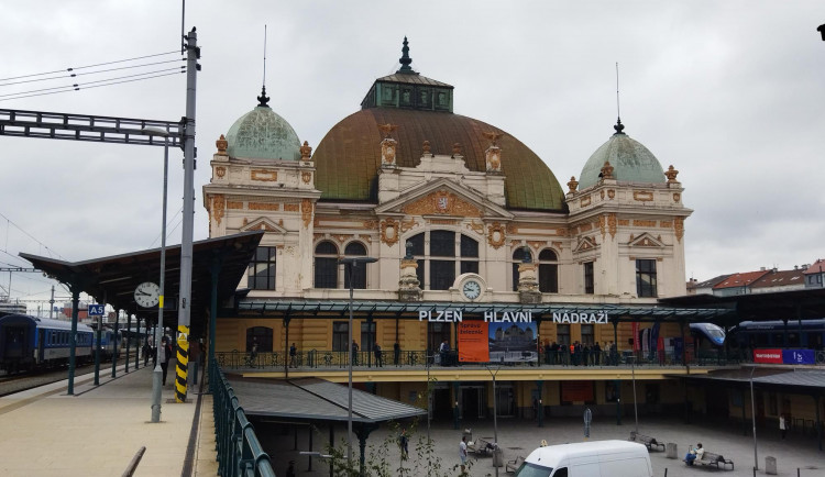 Spodní hala vlakového nádraží v Plzni se uzavře kvůli rekonstrukci