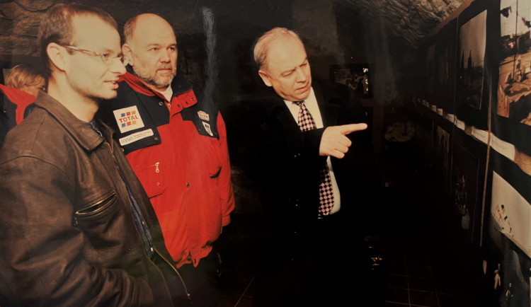 Karel Loprais společně s Lubomírem Soudkem a se mnou na zahájení mé výstavy fotografií z Rallye Dakar v roce 1998.