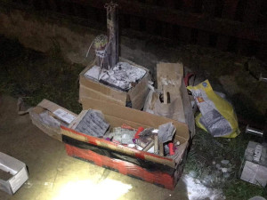 Dva opilci omylem odpálil ohňostroj v obýváku, jiného muže zase zranila petarda v obličeji