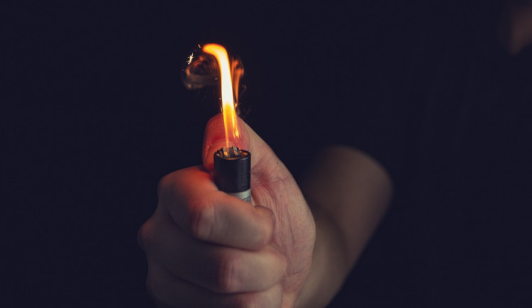 Vtipálci postříkali spícího kamaráda sprejem a zapálili mu kalhoty, policie je obvinila z ublížení na zdraví