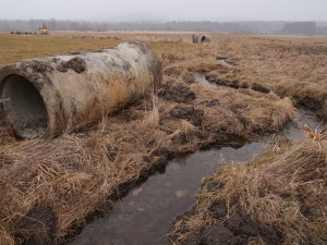 Potok vrácený z potrubí na povrch u obce Dobrá