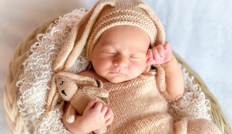 Mezi 5734 dětmi narozenými loni v Plzeňském kraji jsou i Abigail, Médea, Elfrída, Vanilla, Elliot, Fayel a Bonifác