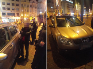 Silně opilý cizinec ohrozil na náměstí desítky oslavujících lidí, jezdil mezi nimi v autě