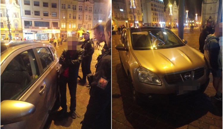 Silně opilý cizinec ohrozil na Silvestra desítky lidí, po náměstí se projížděl v autě