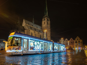 Plzeňská vánoční tramvaj je druhá nejkrásnější v Evropě, nestačila pouze na maďarský Miskolc