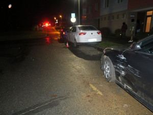 Namol opilá motoristka demolovala auta, kontejner i okap, jízdu zakončila nárazem do zdi