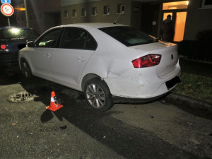 Namol opilá motoristka demolovala auta, kontejner i okap, jízdu zakončila nárazem do zdi