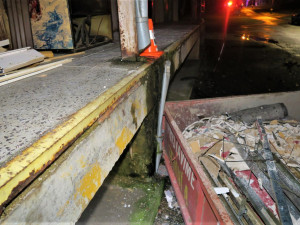 Namol opilá motoristka demolovala auta, kontejner i okap, jízdu zakončila nárazem do zdi