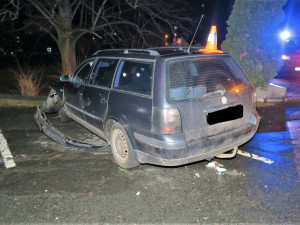 Namol opilá motoristka demolovala auta, kontejner i okap, jízdu zakončila nárazem do zdi