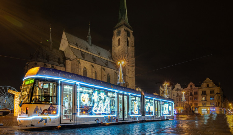 Plzeňská vánoční tramvaj je druhá nejkrásnější v Evropě, nestačila pouze na maďarský Miskolc