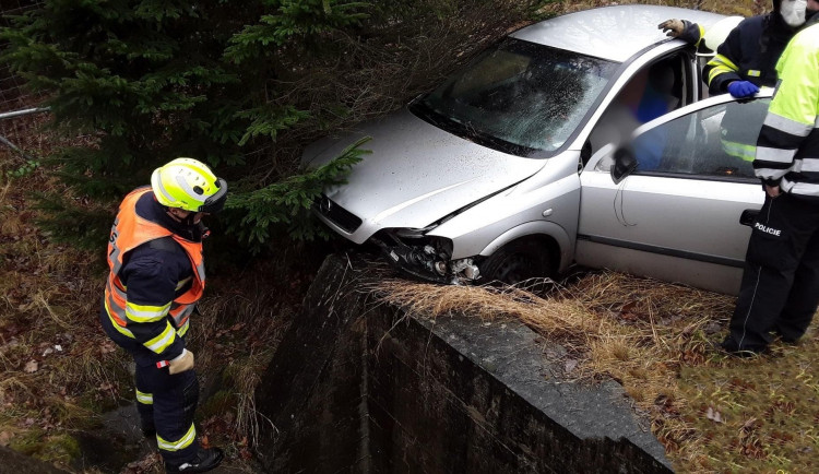 Auto doslova vyletělo z dálnice, zastavilo se až po nárazu do betonové zídky