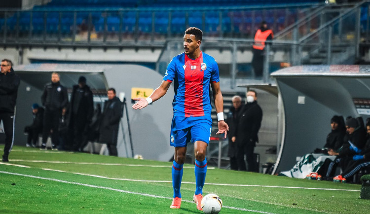 Nad dalším působením francouzského kanonýra v dresu Plzně visí otazník, vadí mu projevy rasismu v Česku