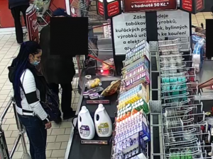 Policie pátrá po totožnosti ženy na snímku z bezpečnostní kamery v souvislosti s objasňováním trestné činnosti