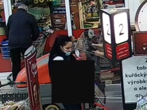 Policie pátrá po totožnosti ženy na snímku z bezpečnostní kamery v souvislosti s objasňováním trestné činnosti