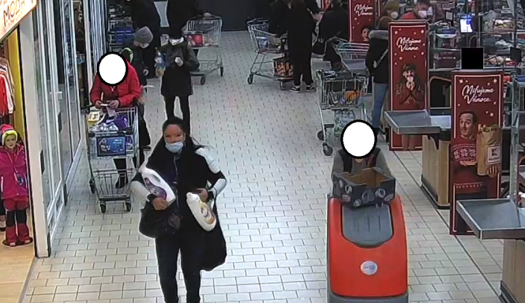 Policie pátrá po totožnosti ženy na snímku z bezpečnostní kamery v souvislosti s objasňováním trestné činnosti