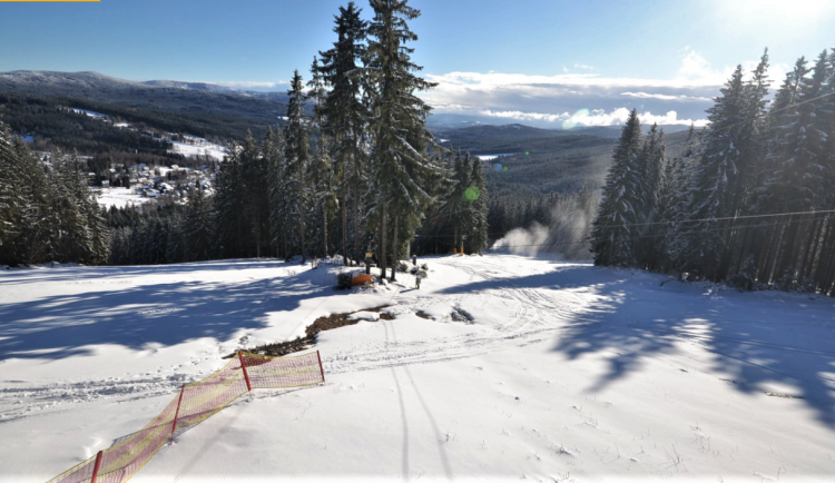 Lijáky odplavily ze svahů množství sněhu na šumavském Špičáku, vstup na sjezdovky je zakázaný