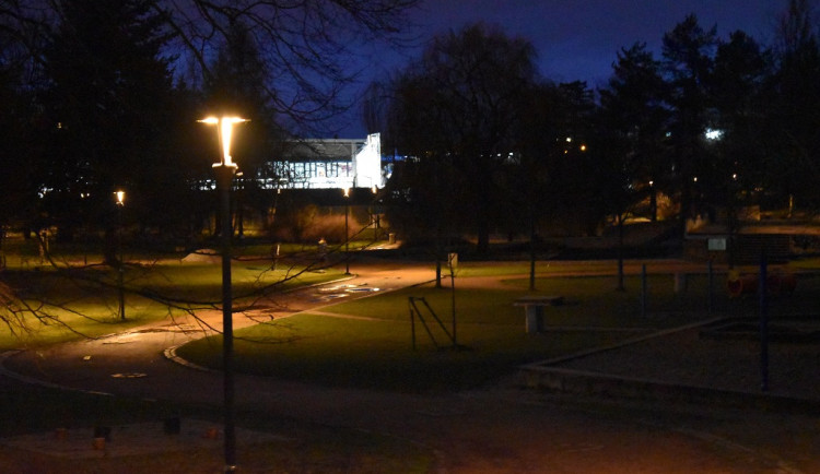 Lidem na cestu posvítí nové inteligentní lampy, umí měnit intenzitu světla a šetří energií