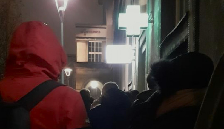 Desítky lidí čekajících v mrazu na ošetření na zubní pohotovosti