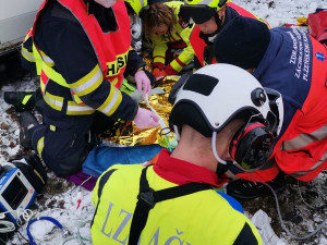 Devatenáctiletý řidič narazil s plně obsazeným autem do betonové propusti, jedna žena bojuje o život