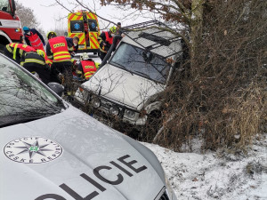Devatenáctiletý řidič narazil s plně obsazeným autem do betonové propusti, jedna žena bojuje o život