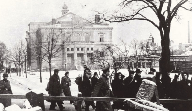 Na svoji smutnou cestu odchází z Plzně první transport s židovskými občany města