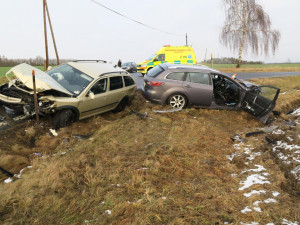 Při střetu dvou osobních automobilů se zranili čtyři lidé, viník nehody nedal přednost na křižovatce