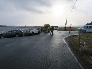 Při střetu dvou osobních automobilů se zranili čtyři lidé, viník nehody nedal přednost na křižovatce