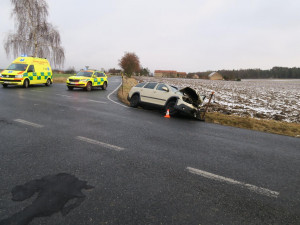 Při střetu dvou osobních automobilů se zranili čtyři lidé, viník nehody nedal přednost na křižovatce