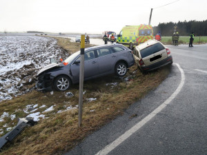 Při střetu dvou osobních automobilů se zranili čtyři lidé, viník nehody nedal přednost na křižovatce