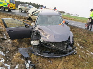 Při střetu dvou osobních automobilů se zranili čtyři lidé, viník nehody nedal přednost na křižovatce