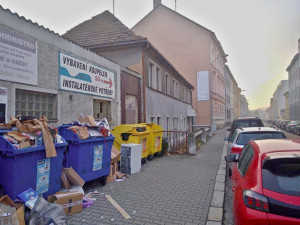 Popeláři odvezli po svátcích až dvojnásobek odpadu, veřejné skládky jsou však celoroční problém
