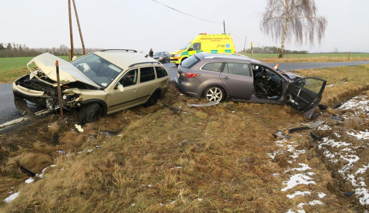 Při střetu dvou osobních automobilů se zranili čtyři lidé, viník nehody nedal přednost na křižovatce