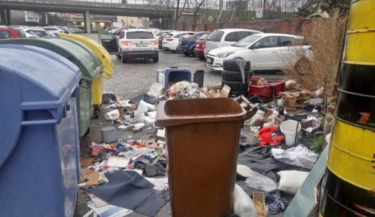 Popeláři odvezli po svátcích až dvojnásobek odpadu, veřejné skládky jsou však celoroční problém