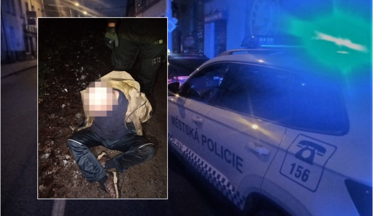 Opilec v restauraci vyhrožoval ženě s dítětem zabitím, stejně se choval i ke strážníkům